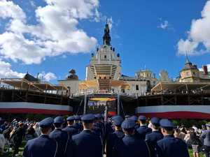 Policyjne czapki na tle wieży Jasnej Góry