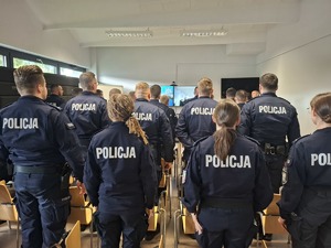 Policjanci stoją na baczność w sali