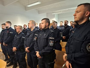 Policjanci stoją w sali