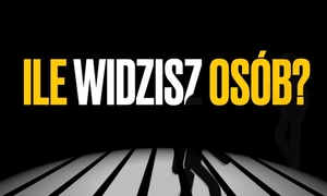 Przejście dla pieszych w nieoświetlonym miejscu na drodze, na którym widać nogi. Na plakacie napis- ile widzisz osób