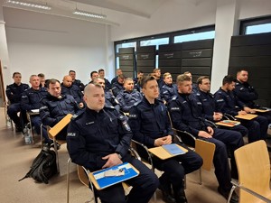 Policjanci podczas wykładu słuchają tego co mówi wykładowca