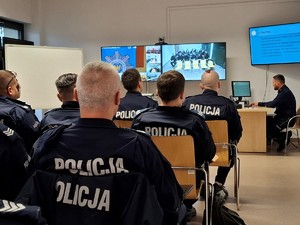 Wykładowca wyświetla temat zajęć na ekranie podczas wykładu z policjantami