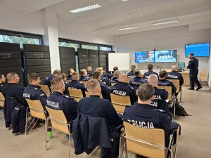 Policjanci w sali szkoleniowej podczas wykładu