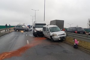 Uszkodzone pojazdy stoją na drodze