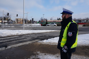 Policjant stoi przy skrzyżowaniu