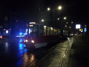 Tramwaj stoi na torowisku w mieście