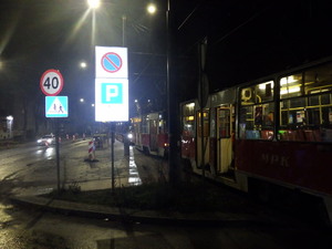 Przystanek tramwajowy przy którym stoi pojazd szynowy