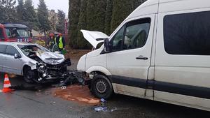 Zniszczone pojazdy na drodze i służby pracujące na miejscu zdarzenia