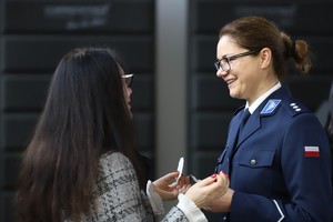 Policjantka składa życzenia kobiecie