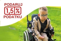 Zdjęcie dziecka siedzącego na wózku inwalidzkim. Od góry napis podaruj 1.5 procent podatku