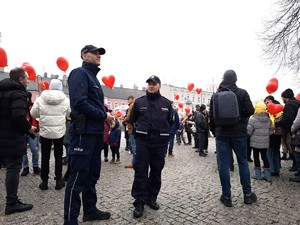 Policjanci stoją wśród tłumu na rynku