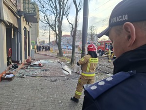 Policjant stoi na miejscu zdarzenia