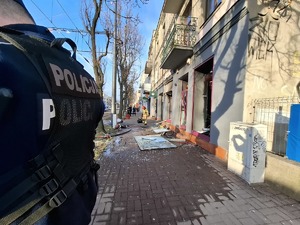 Policjant zabezpiecza miejsce zdarzenia