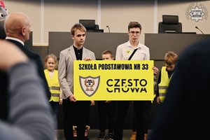 Uczniowie trzymają baner z napisem Szkoła Podstawowa nr 33 Częstochowa