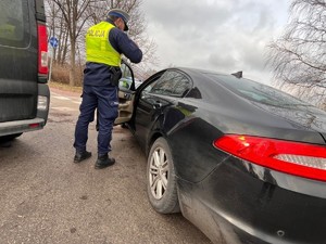 Policjant kontroluje pojazd na drodze