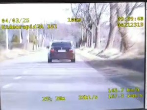 Pojazd jadący drogą namierzony prze videorejestrator