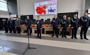 Komendant stoi wśród policjantów i składa życzenia