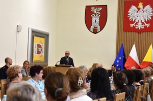 Mężczyzna przemawia podczas spotkania