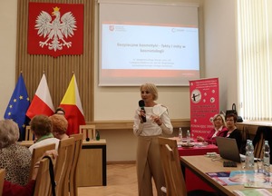 Kobieta mówi do mikrofonu w sali konferencyjnej