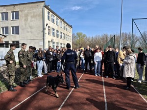 Policjant z psem służbowym prezentuje posłuszeństwo czworonoga