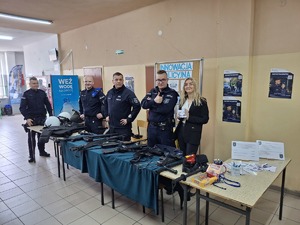Policjanci prezentują uczniowi sprzęt policyjny