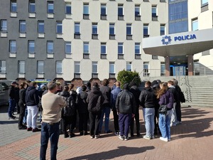 Zgromadzeni ludzie przed komendą