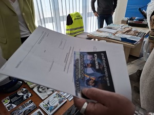 Dokumenty trzymane w jednej rece