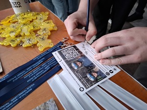 Na ulotce prawa ręka zapisuje nr telefonu