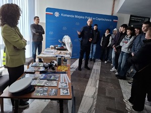 Policjant rozmawia przy stoisku z młodzieżą