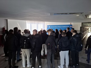 Kandydaci na holu stoją w grupie