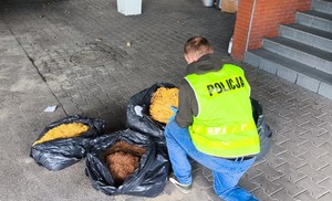 Policjant zabezpiecza worki z lewym towarem
