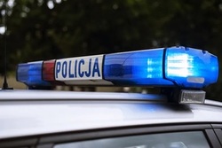 Napis Policja na tle drzew