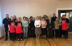 Policjanci pozują do wspólnego zdjęcia z seniorami
