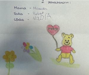 Laurka przedstawiająca rysunek misia trzymającego balon z napisem dziękuje, obok namalowany kwiatek i napisy: mama- Mariola, tata: Robert, córka Nadia