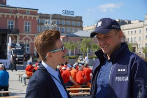 Policjant rozmawia z mężczyzna na terenie Placu Biegańskiego