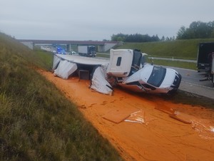 Miejsce zdarzenia i zniszczone pojazdy wywrócone na bok
