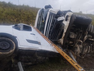 Zniszczone pojazdy leżą na poboczu drogi
