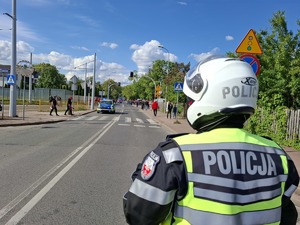 Policjant zabezpiecza skrzyżowanie