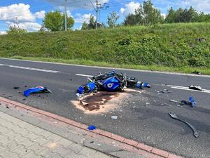 Zniszczony motocykl leży na jezdni
