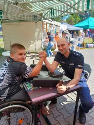 Policja i chłopiec siłują się &quot;na rękę&quot;