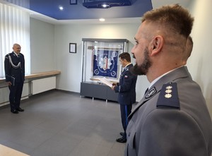 Policjanci uczestniczą w uroczystości w sali
