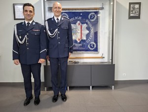 Policjanci w umundurowaniu galowym pozują do zdjęcia