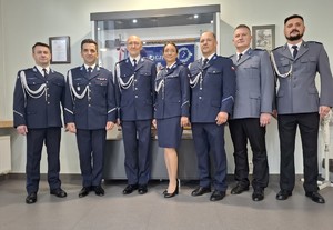 Policjanci pozują do wspólnego pamiątkowego zdjęcia