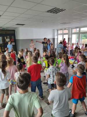 Wspólna zabawa dzieci na korytarzu