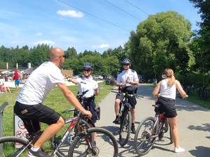 Rowerowy patrol policjantów rozmawia z rowerzystami, którzy znajdują się na ścieżce