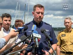 Policjant udziela wywiadu w plenerze