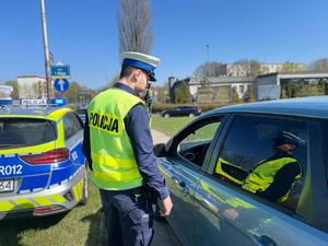 Policjant kontroluje pojazd