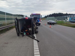 Miejsce zdarzenia drogowego w którym pojazd leży wywrócony na bok