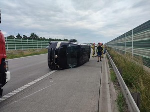Miejsce zdarzenia drogowego w którym pojazd leży wywrócony na bok