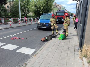 Miejsce zdarzenia- wywrócona hulajnoga na drodze, obok policyjny radiowóz